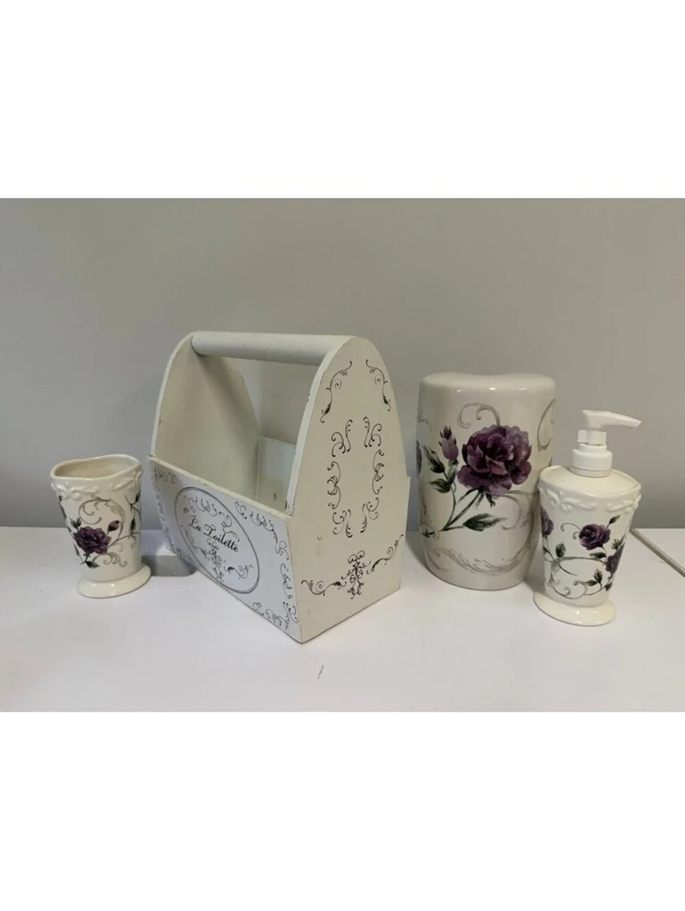 Vintage Style Bathroom Accessory Set with Floral Design and Wooden Caddy